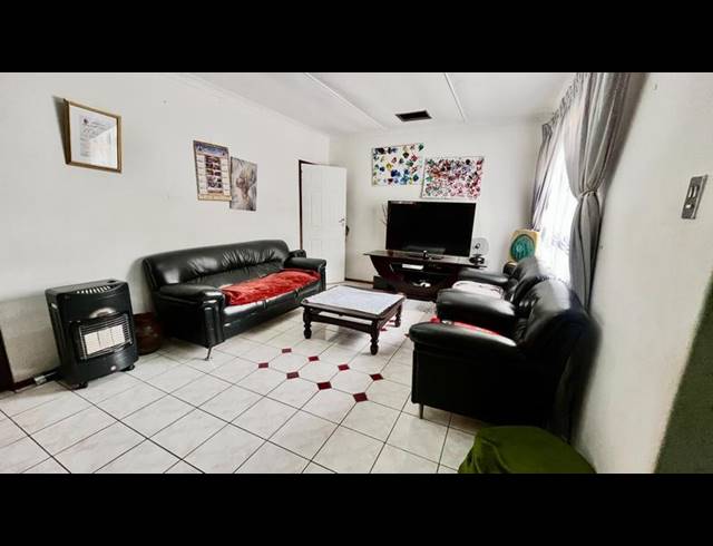 3 BEDROOM HOUSE FOR SALE IN BISLEY